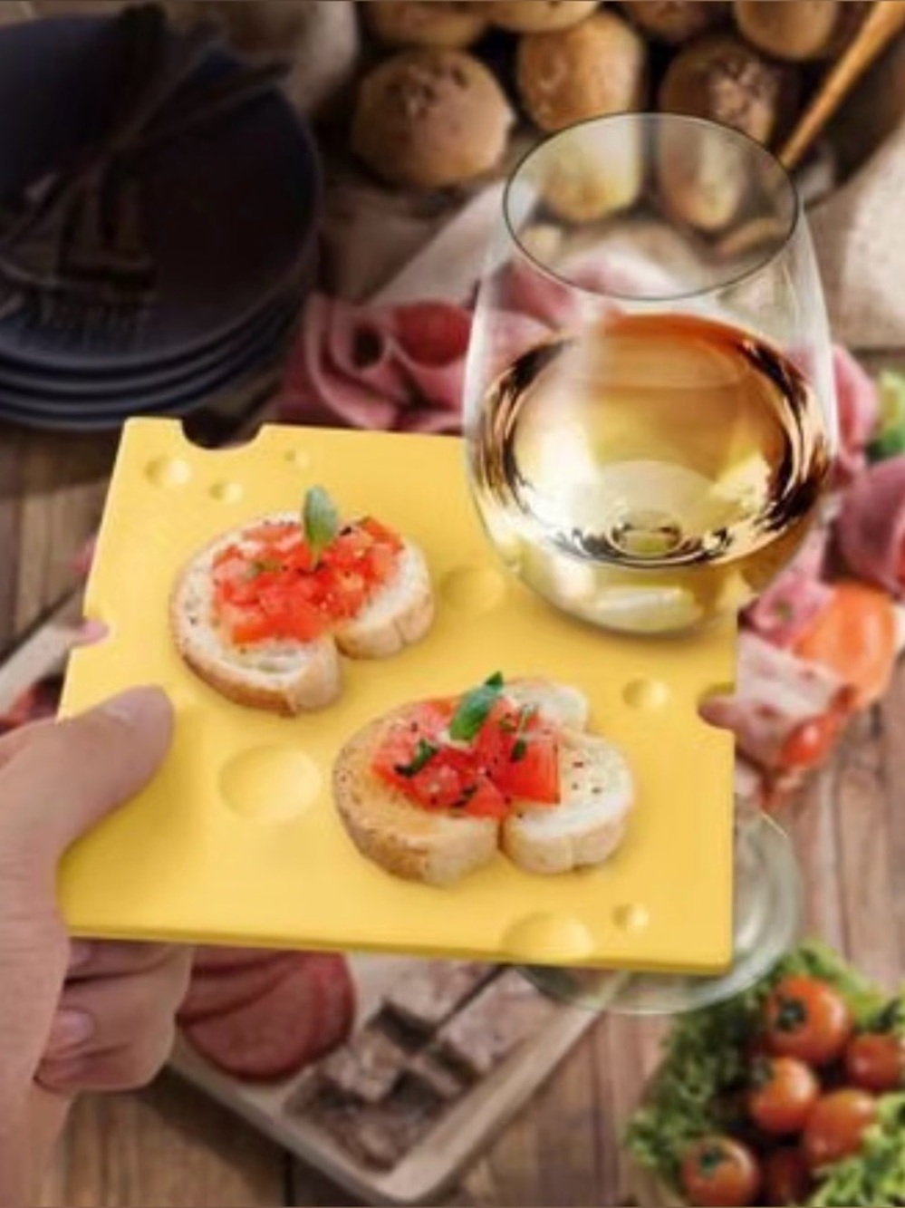 Fred Wine Glass Holder Appetizer Cocktail Swiss Cheese Shaped 4 Party Plates